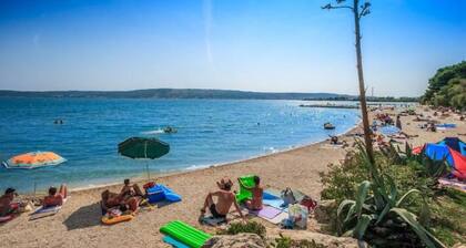 Apartment near beach + free parking