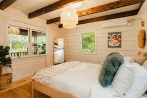 4 bedrooms, desk, WiFi, bed sheets - Swan Lake Lakefront Cozy Modern Home w/ cabana, central air, kids room. 
 (Swan Lake)