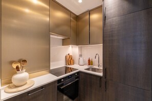 Wasserkocher mit Kaffee-/Teezubehör, Kühlschrank, Mikrowelle, Ofen