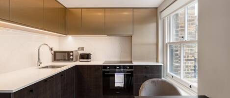 Køleskab, mikrobølgeovn, ovn, kogeplade