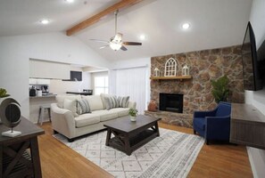 Smart TV, chimenea y oficina 