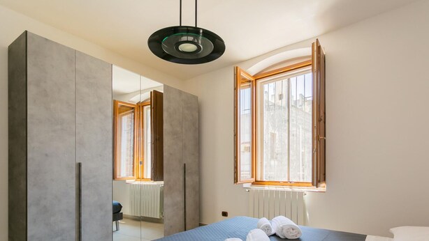 A bedroom with a bed, a window, a radiator, and a wardrobe. - Chez Isabella by Wonderful Italy (Noicattaro)