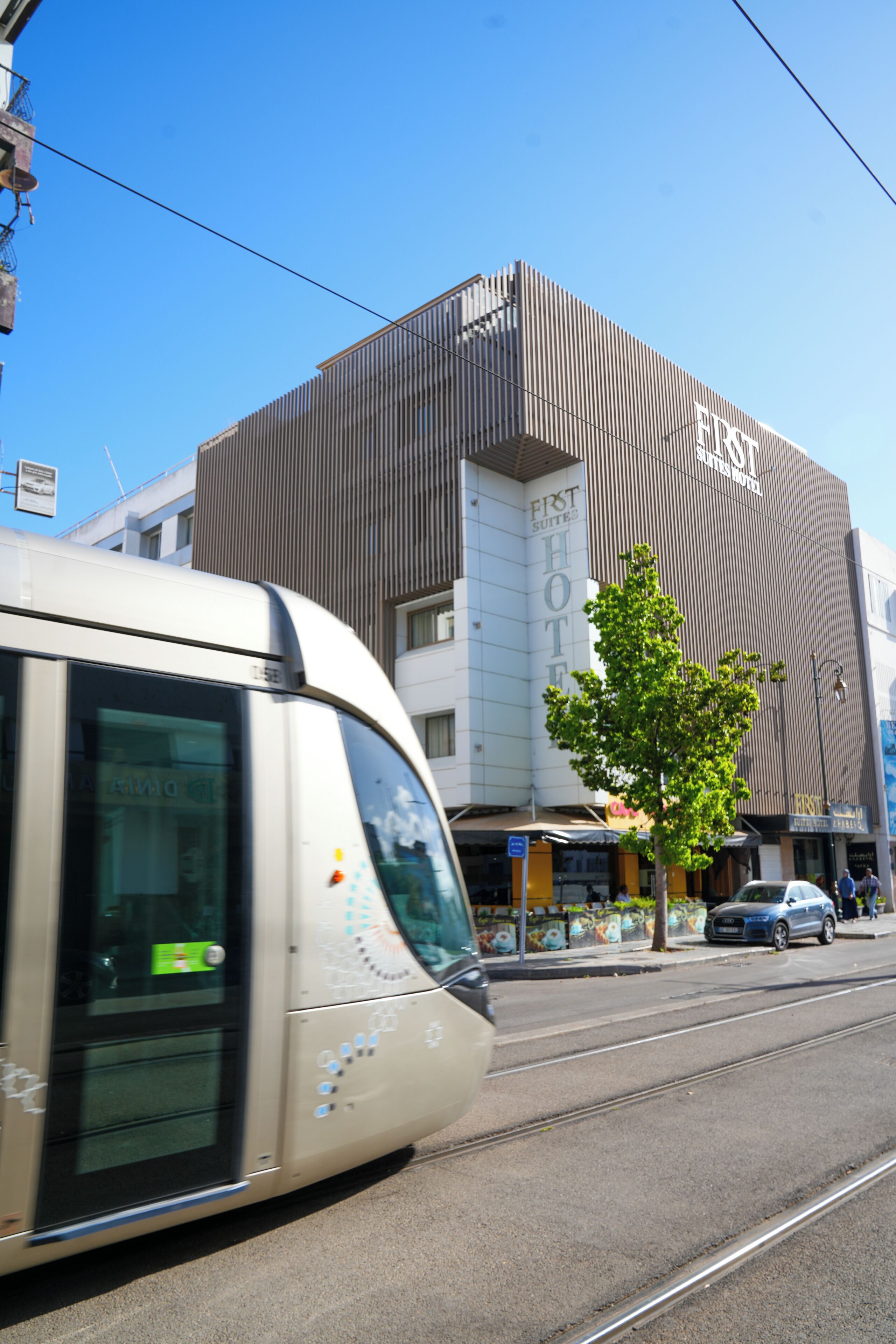 Un edificio moderno con un cartel que dice "FIRST HOTEL".