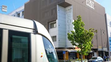 Un edificio moderno con un cartel que dice "FIRST HOTEL".