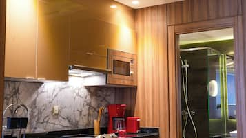 Premium Suite | Private kitchen | Fridge, microwave, stovetop, electric kettle