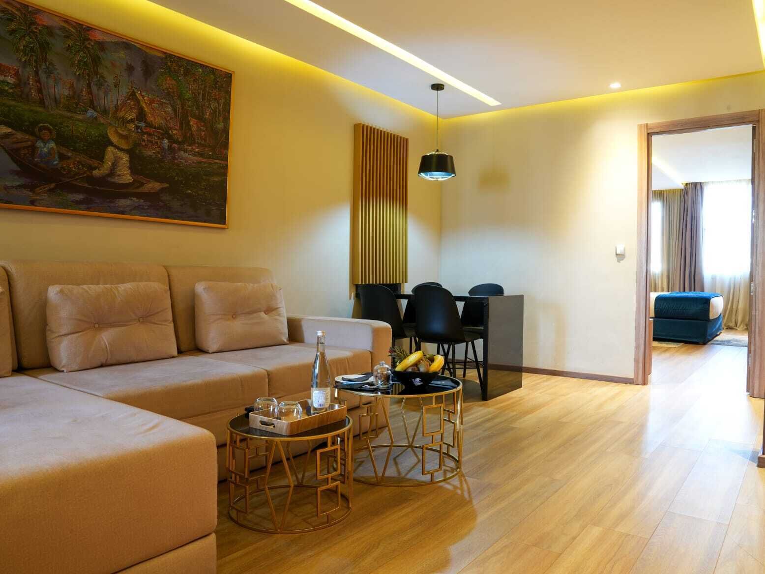 Una sala moderna con sofá, una mesa de centro y comedor.