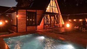 A wooden cabin with a triangular roof and a swimming pool. - Pentalow Cabin (Kartepe)