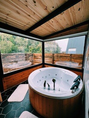 Cabana superluxo | Banheiro | Secador de cabelo, roupões de banho, bidê, toalhas de banho