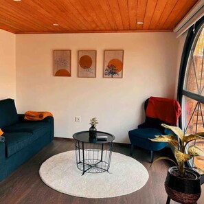 Cabin có thiết kế đặc sắc | Khu phòng khách | Smart TV, lò sưởi 