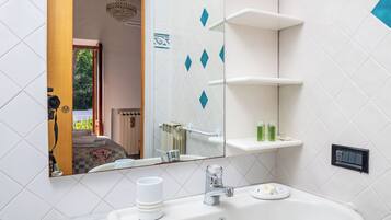 Comfort Double Room | Bathroom | Shower, hair dryer, bidet, towels
