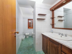 Family Quadruple Room | Bathroom | Shower, hair dryer, bidet, towels - Maison Rosa (Meta)