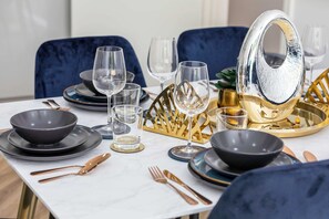 Eenvoudig appartement, meerdere bedden | Dineren