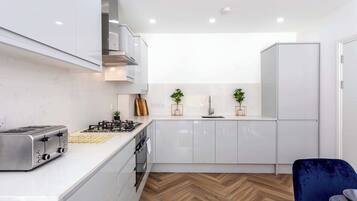 Basic Apartment, Multiple Beds | Private kitchen