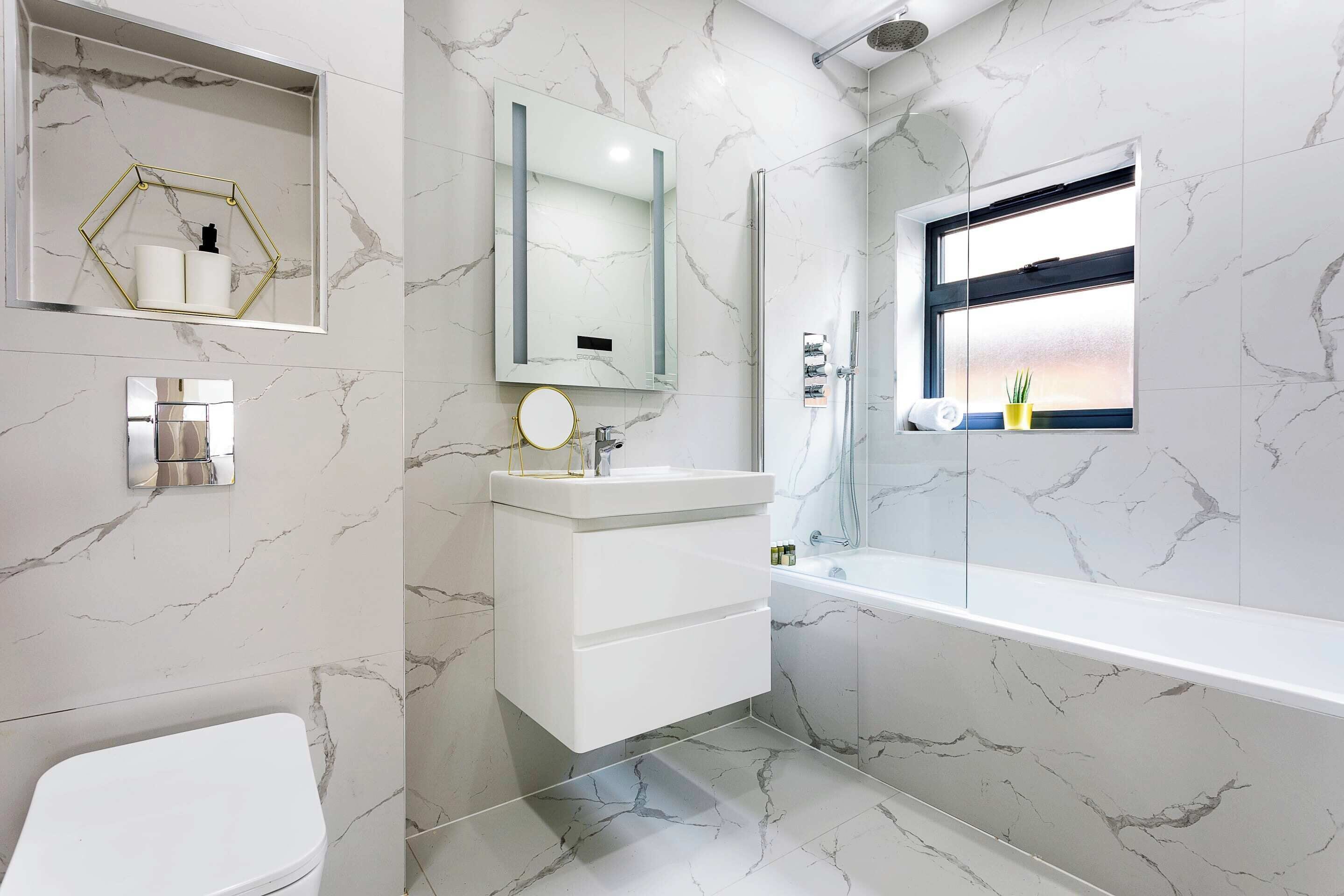 Basic Apartment, Multiple Beds | Bathroom | Shower, hair dryer, towels, soap