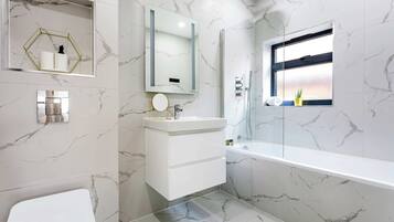 Basic Apartment, Multiple Beds | Bathroom | Shower, hair dryer, towels, soap