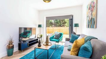 Eenvoudig appartement, meerdere bedden | Woonruimte | Een televisie