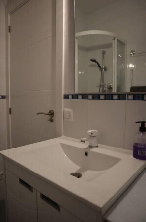 Doccia, asciugamani, sapone, carta igienica