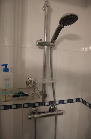 Shower, towels, soap, toilet paper - Moon landing by the Sea
 (L'Escala)