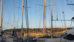 Un port de plaisance où sont amarrés de nombreux voiliers, avec leurs mâts et leur gréement apparents.
