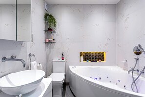 Basic Apartment, 1 King Bed with Sofa bed | Bathroom | Hair dryer, towels, soap, shampoo - Luxurious Victorian Home (London)