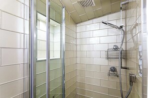 Appartement, 1 très grand lit et 1 canapé-lit | Salle de bain