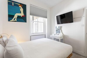 Basic Apartment, 1 King Bed with Sofa bed | 2 bedrooms, desk, laptop workspace, iron/ironing board - Luxurious Victorian Home (London)