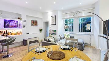 Basic Apartment, 1 King Bed with Sofa bed | Dining