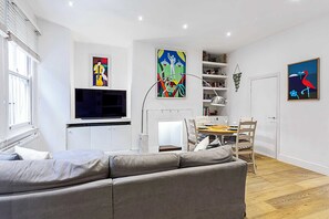 Apartamento básico, 1 cama King e sofá-cama | Área de estar | TV