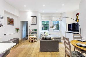 ベーシック アパートメント キングベッド 1 台ソファーベッド付き | リビング エリア | テレビ