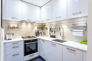 ベーシック アパートメント キングベッド 1 台ソファーベッド付き | 内装