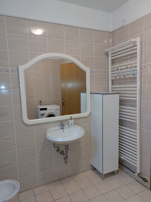 Dutxa, assecador de cabells, bidet i tovalloles 