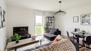 Ein modernes Wohnzimmer mit einer Couch, einem Couchtisch und einem Essbereich.