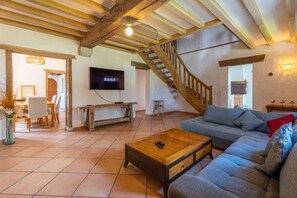 TV, fireplace - Lou Grith - Maison pour 10 avec piscine privée (Salies-de-Béarn)