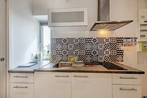 Fridge, microwave, oven, coffee/tea maker