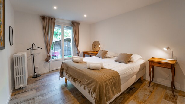 3 bedrooms, iron/ironing board, WiFi (free), bed sheets