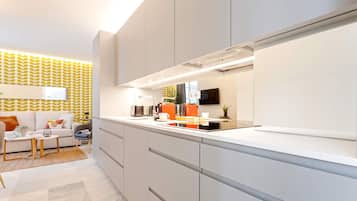 雪櫃、微波爐、焗爐、洗碗機