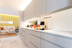 Refrigerador, microondas, horno y lavavajillas 