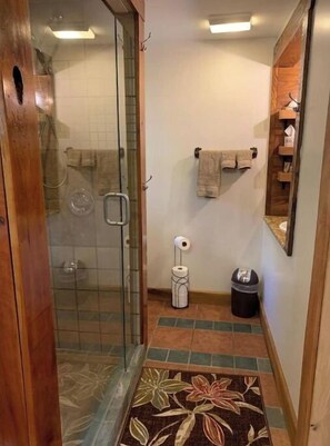 Haartrockner, Handtücher, Seife, Toilettenpapier