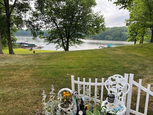 Lake Front Cabin on Seneca Lake.  Come play in the lake.
Sleeps 8, 5 beds