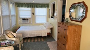 5 bedrooms, iron/ironing board, free WiFi, bed sheets - Lake Front Cabin on Seneca Lake.  Come play in the lake.
Sleeps 8, 5 beds (Senecaville)