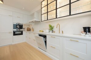 Departamento, 3 habitaciones, 2 baños, vista al mar | Cocina privada | Microondas, horno, lavavajillas y cafetera y tetera 