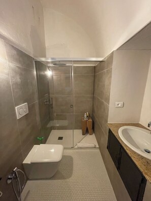 Shower, hair dryer, bidet, towels - Haus mit 10m Pool, 2 Erwachsenenschlafzimmern, 1 Kinderzimmer mit Hochbetten (Garlenda)