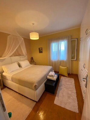 3 bedrooms, iron/ironing board, WiFi, bed sheets