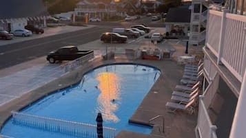 Una piscina al aire libre, una piscina climatizada