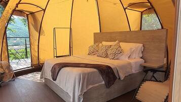 1 bedroom, bed sheets