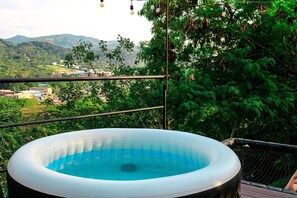 Outdoor spa tub - Romantic glamping at Vista Hermosa, enjoy nature in a private and cozy environment. (San joaquin-La Mesa)