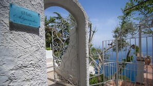 A wrought iron gate with a sign reading "Villa Algarrobos." - Villa Albatros - Stunning 2 Floors Villa for Large Groups (Praiano)