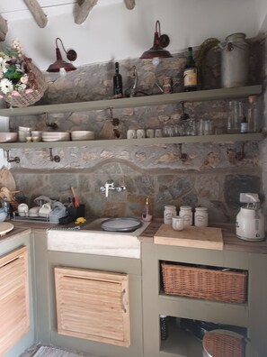 Fridge, oven, stovetop, electric kettle