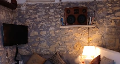 Beautiful cottage quiet village location 5 min from lovely beaches.