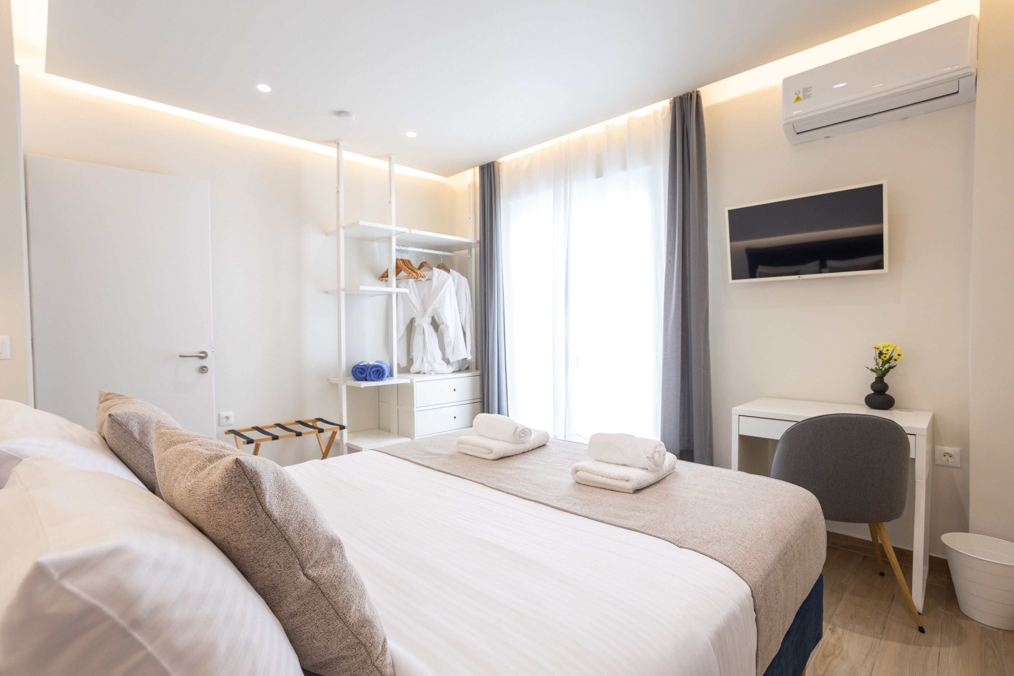 1 habitación, caja de seguridad en la habitación y escritorio 